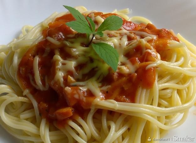 Makaron spagetti z parówkami.