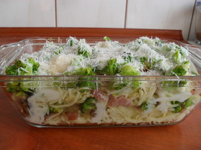 Makaronowa zapiekanka z brokułami i szynką
