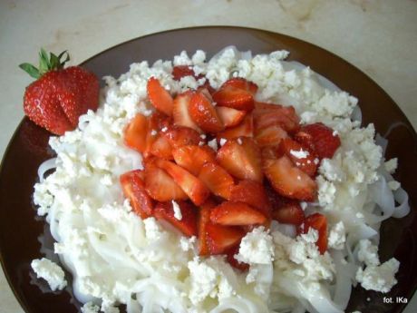 Przepis  makaron ryżowy z truskawkami przepis