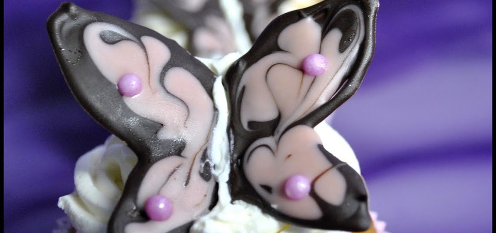 Babeczki z białą czekoladą i czekoladowe motyle (autor: gary