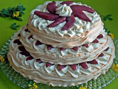 Bezowy tort z winnymi gruszkami.