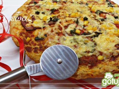 Przepis  pizza z boczkiem, pomidorem i serem przepis