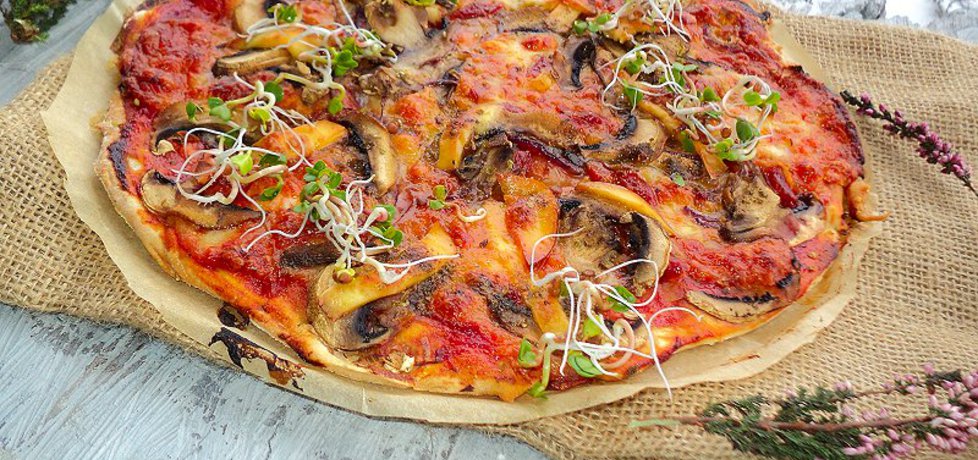 Pizza z serem górskim ,kabanosem chilli i kiełkami (autor: anna133 ...