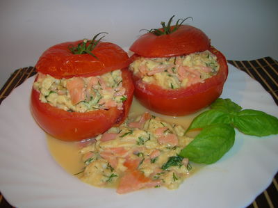 Pomidory nadziewane jajecznicą z łososiem.