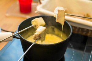 Klasyczne fondue serowe  prosty przepis i składniki