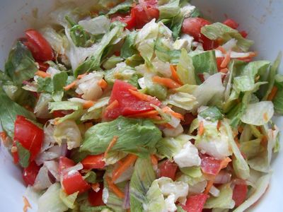 Sałatka grillowa z sałatą, ogórkiem i pomidorami