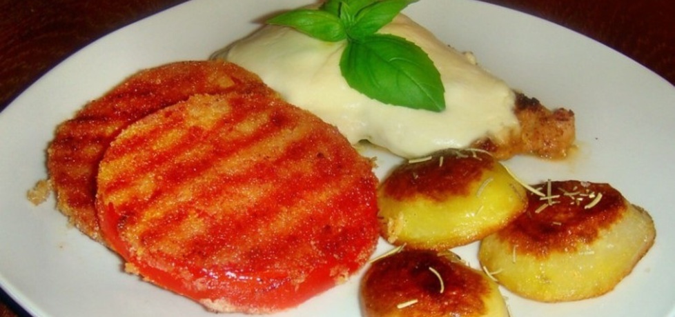 Filet z pesto pod mozzarellą z grillowanym pomidorem. (autor ...