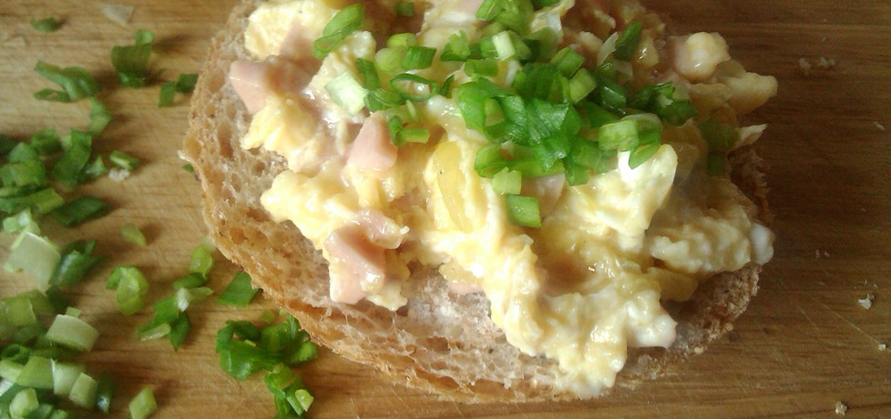Śniadaniowa jajecznica z parówką i szczypiorkiem (autor: konczi ...