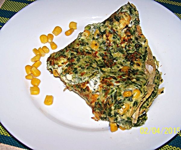 Szpinakowy omlet z twarogiem i kukurydzą przepis