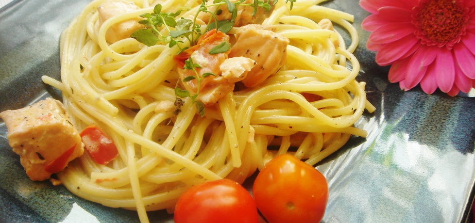 Spaghetti z łososiem, pomidorkami i papryką słodką ramiro (autor ...