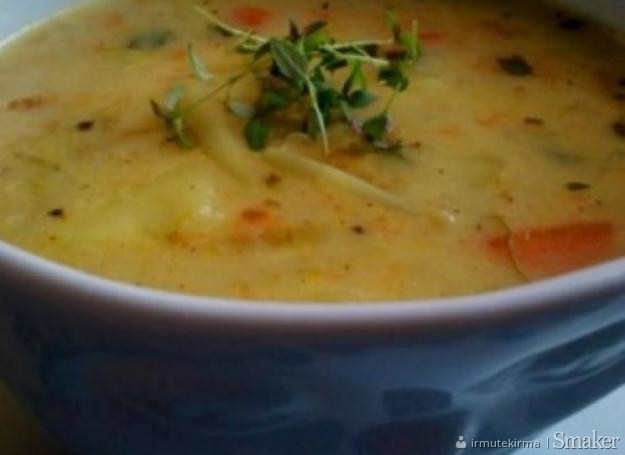 Pikantna zupa curry z warzywami i kurczakiem