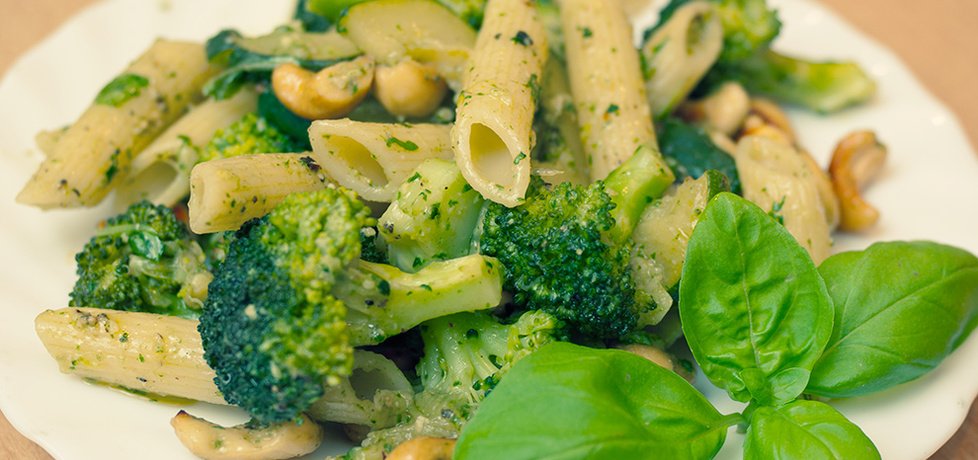 Penne pesto z brokułami, cukinią i orzechami nerkowca (autor ...