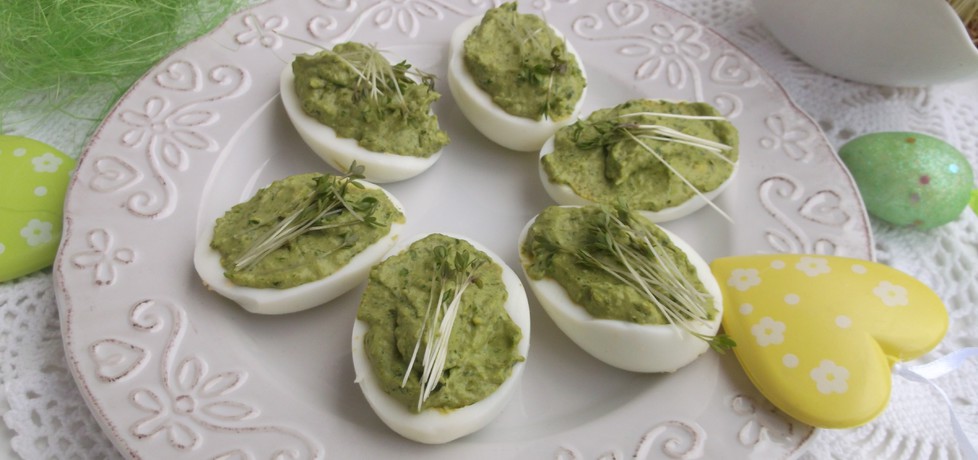 Wielkanocne jajeczka faszerowane sałatą i rzeżuchą. (autor ...