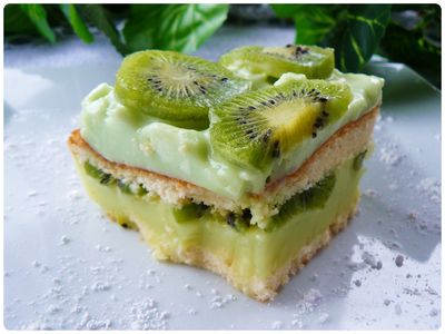 Ciasto z zieloną pianka i owocami