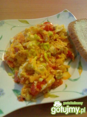 Przepis  jajecznica z pomidorem i cebulką przepis