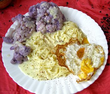 Makaron carbonara z jajkiem sadzonym i kalafiorem na szybki obiad ...