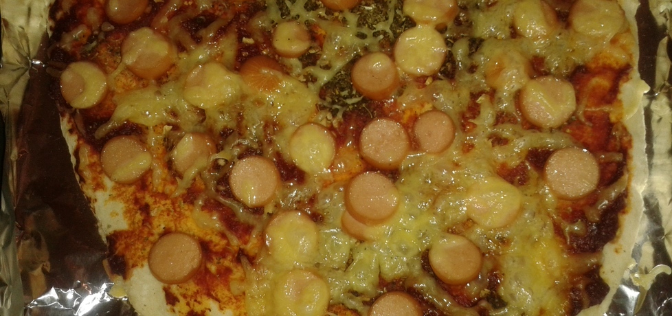 Pizza z parówkami i serem (autor: misia13)