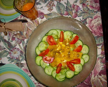 Sałata z pomidorami, ogórkiem i pomarańczą