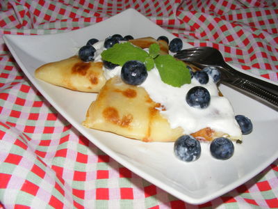 Naleśniki podsmażane z białym serem i owocami