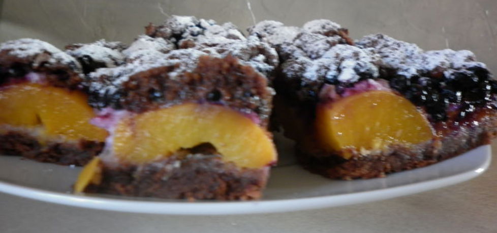 Kakaowe ciasto z brzoskwiniami, morelami i jagodami (autor ...