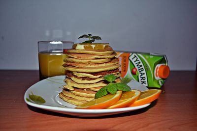Pomarańczowe pełnoziarniste pancakes na śniadanie ...
