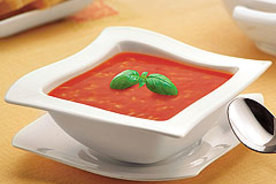 Pikantna zupa pomidorowa z bazylią