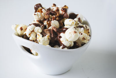 Popcorn w czekoladzie z orzechami