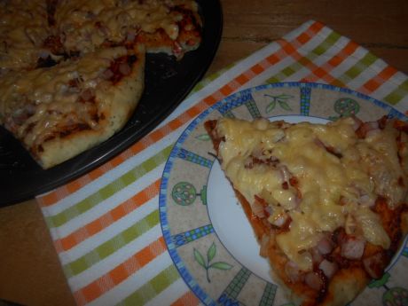Przepis  ziołowa pizza z szynką przepis