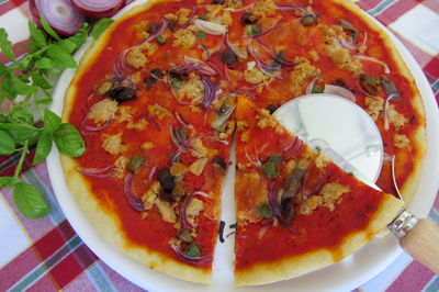 Pizza z tuńczykiem, oliwkami i cebulą (pizza pescatora ...