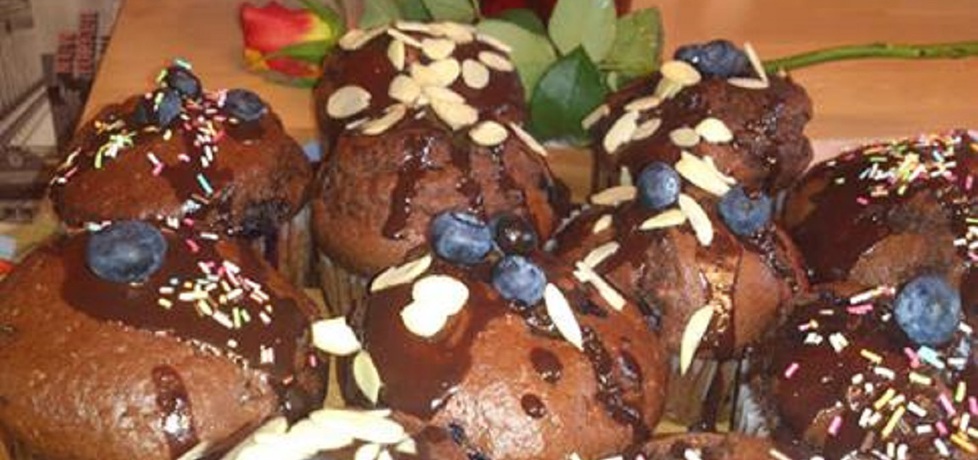 Kakaowe muffiny z czekoladą i borówkami. (autor: barepas ...