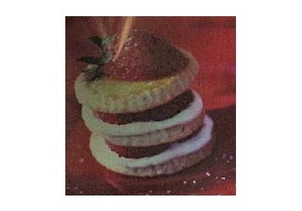 Migdałowe ciasteczka z truskawkami i kremem serowym