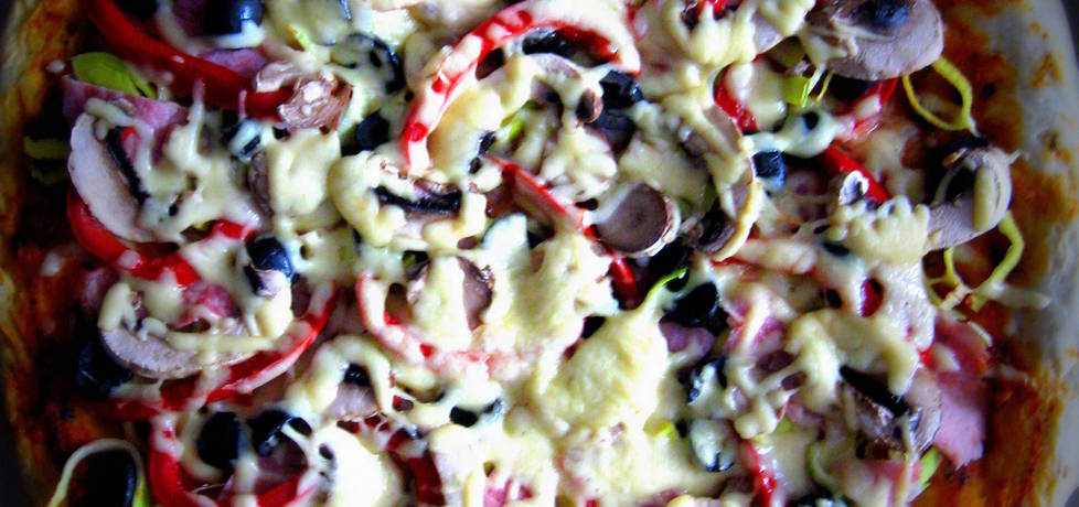 Pizza z szynką, porem, czarnymi oliwkami i papryką (autor: pyszota ...