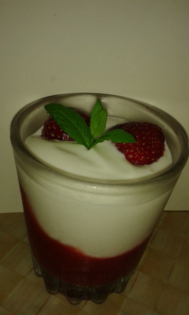 Przepis  jogurtowy krem z musem truskawkowym przepis