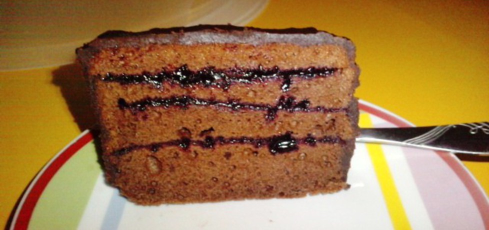 Ciasto czekoladowe przekładane konfiturą z czarnej porzeczki ...