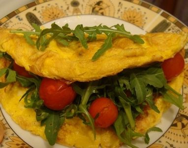 Przepis  omlet z rukolą i pomidorkami przepis