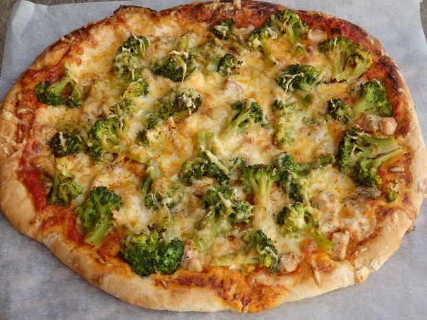 Przepis  pizza z kurczakiem i brokułem przepis
