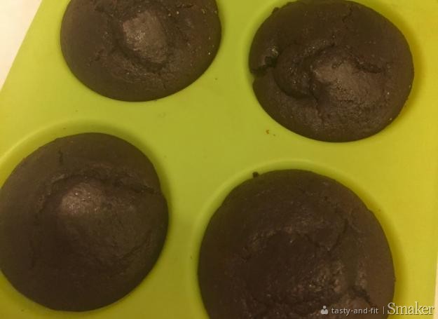 Mocno czekoladowe bezglutenowe muffinki z truskawkami