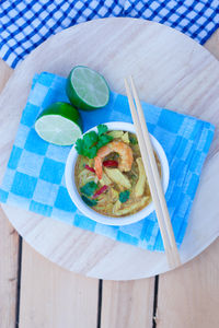 Tajska zupa z mleczkiem kokosowym, krewetkami i kurczakiem ...
