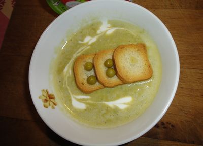 Pożywna zupa krem z zielonego groszku