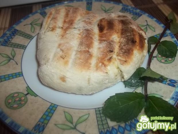 Przepis  czosnkowo-ziołowy chlebek z grilla przepis