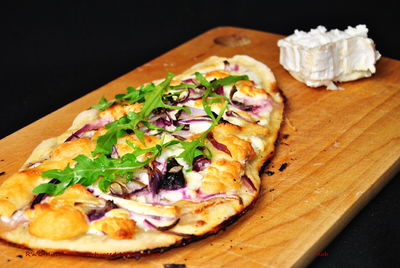 Tarte flambee z serem kozim