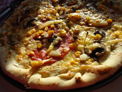 Pizza z sosem śmietanowo