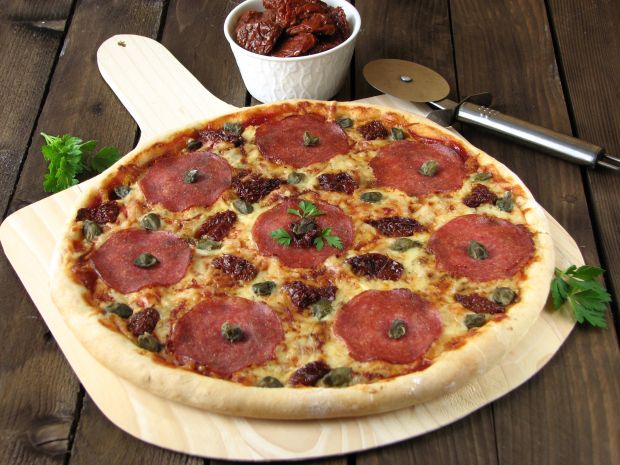 Przepis  pizza z salami i suszonymi pomidorami przepis