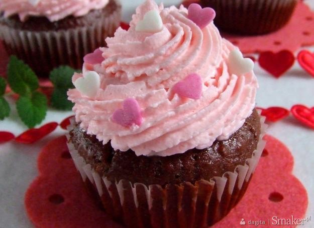 Walentynkowe czekoladowe babeczki z truskawkowym sercem ...