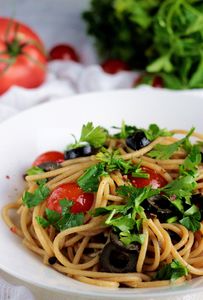 Spaghetti z anchois, pomidorami i oliwkami ...