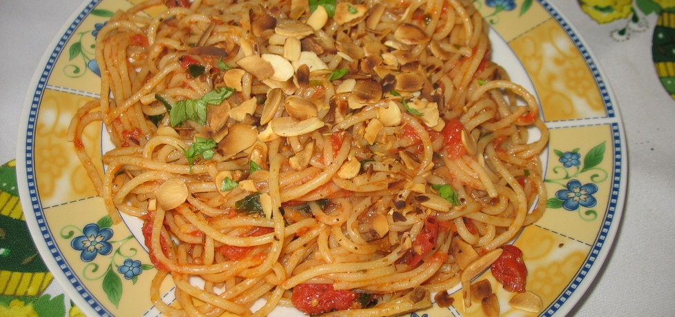 Pomidorowe spaghetti z bazylią i migdałami (autor: berys18 ...