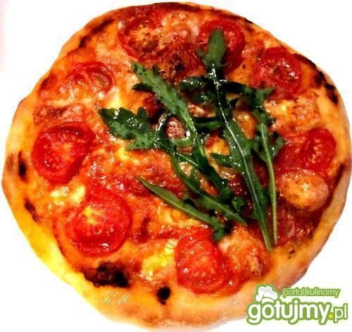 Przepis  pizza z pomidorami i rukolą przepis