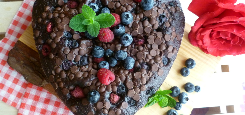 Ciasto czekoladowe serce z owocami (autor: marta-ryzek