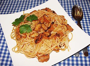 Spaghetti z mulami w sosie winno pomidorowym