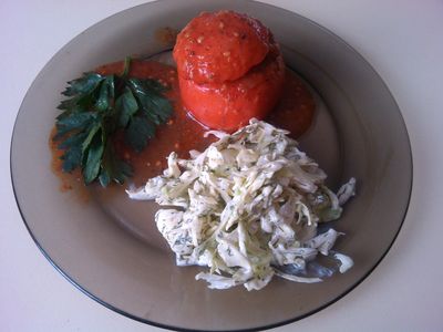 Meksykańskie pomidory i surówka z młodej kapusty